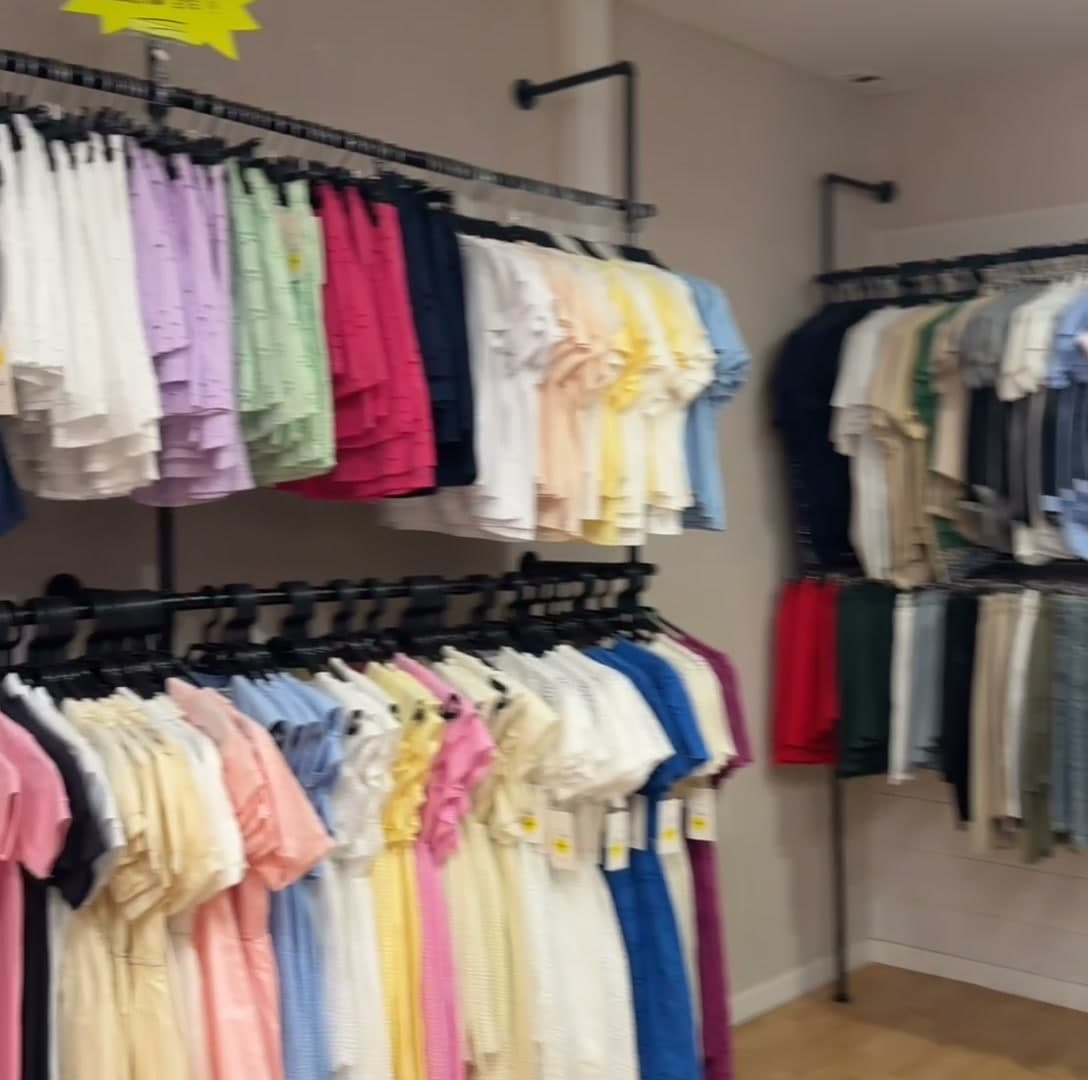 Les portants colorés de la boutique