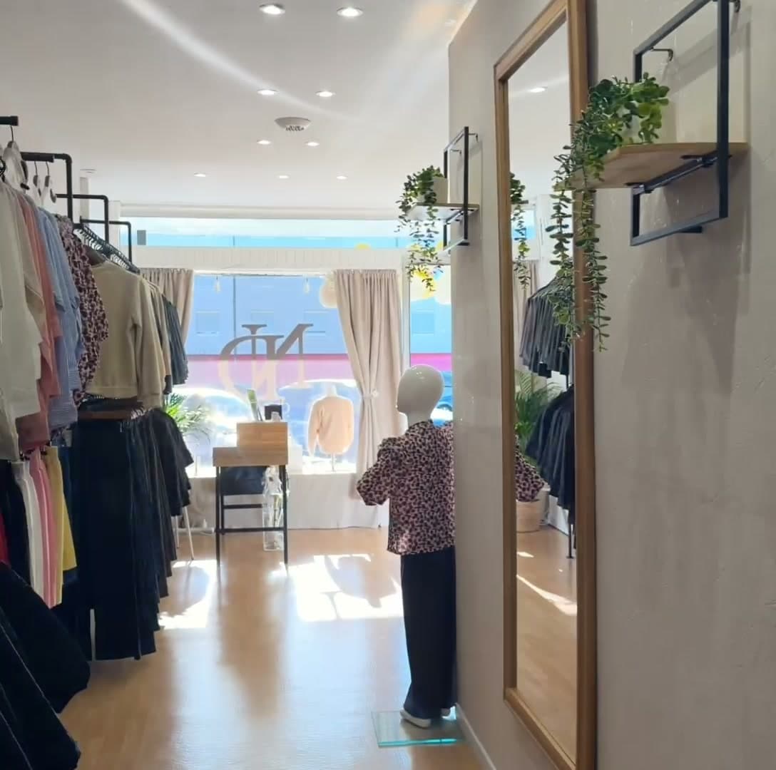L'intérieur de la boutique ND Collection, avec le miroir et la vitrine